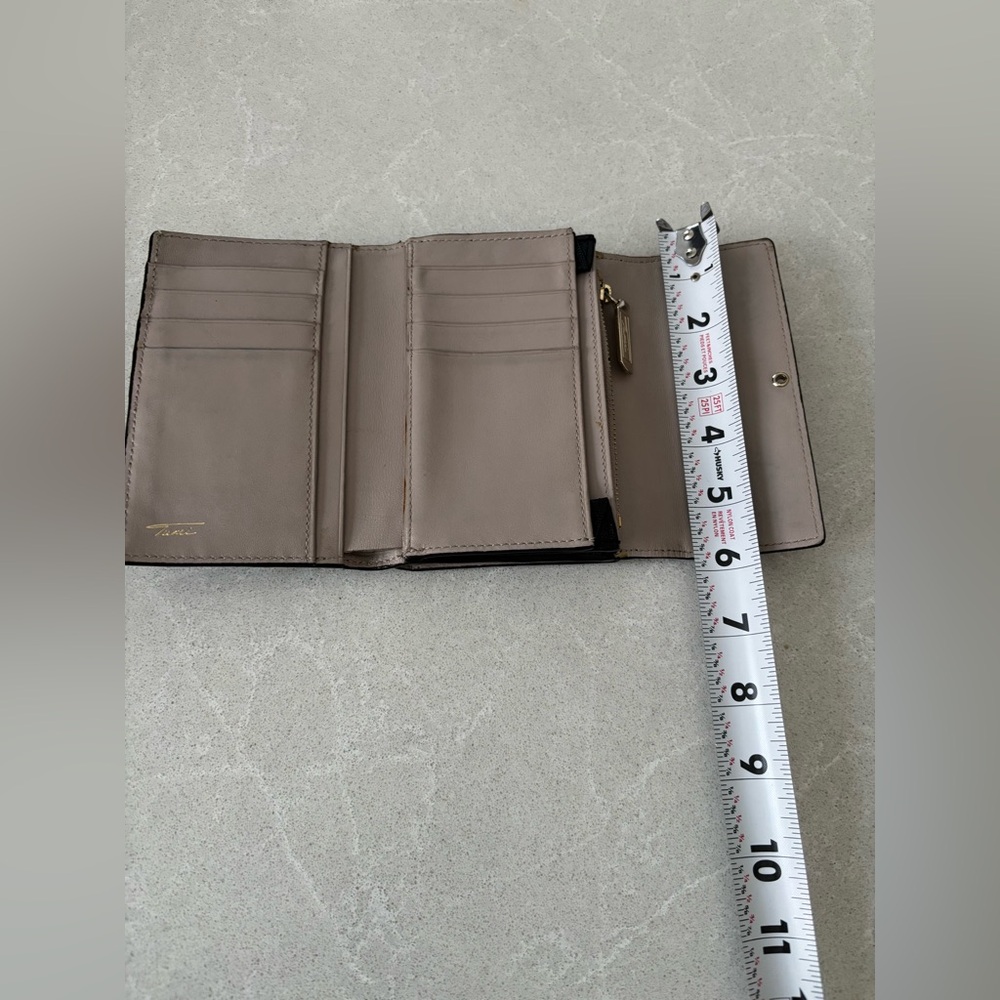Tumi Black Leather Tri-Fold Vintage Wallet Classic Minimaist Gold Accents Retro - Picture 8 of 13
